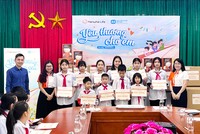 Những phần quà tặng, học bổng mang hân hoan đến với các bạn nhỏ tại Làng trẻ em SOS Hà Nội