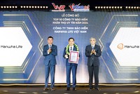Đại diện Hanwha Life Việt Nam nhận cúp và chứng nhận tại lễ công bố