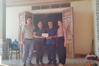 Đại diện bảo hiểm PTI trao tiền tạm ứng bồi thường cho khách hàng