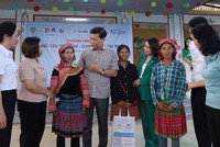 Người dân xã Trung Minh (huyện Yên Sơn, tỉnh Tuyên Quang) được đoàn công tác trao quà, hỗ trợ cuộc sống hậu thiên tai 