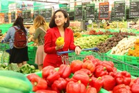 Người tiêu dùng còn không ít lo lắng về chi tiêu trong dịp Tết Ảnh Lê Toàn