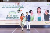TS. BS Nguyễn Song Tú – Đại diện Viện dinh dưỡng quốc gia và Đại diện Amway Việt Nam trong chương trình huấn luyện Buổi sáng dinh dưỡng tại TPHCM.