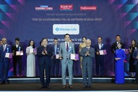 Ông Bae Seung Jun - Tổng giám đốc Shinhan Life Việt Nam (giữa) vinh dự nhận giải thưởng Rồng Vàng 2025