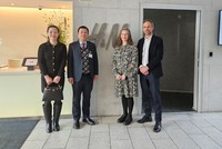 Đại sứ Trần Văn Tuấn và Tham tán Thương mại tại Thụy Điển làm việc với Tập đoàn H&M 