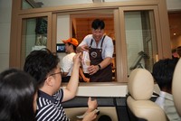 Highlands Coffee ra mắt mô hình đặt món, thanh toán và nhận đồ uống ngay trên xe