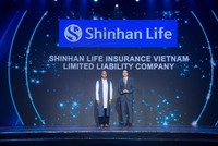 Ông Bae Seung Jun (phải) ,Tổng giám đốc Shinhan Life Việt Nam nhận giải thưởng tại Lễ vinh danh được HR Asia Awards tổ chức tối ngày 14/8 tại TP.HCM