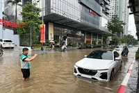 Giám định viên của DBV giám định xe bị ngập nước tại khu vực Hà Nội