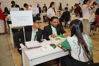 Các doanh nghiệp trong nước và nước ngoài đang trao đổi tại một sự kiện kết nối giao thương do Bộ Công thương tổ chức