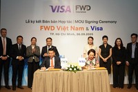 Ông Phương Tiến Minh, Tổng giám đốc FWD Việt Nam và bà Đặng Tuyết Dung, Giám đốc Visa Việt Nam và Lào ký kết hợp tác thúc đẩy sự phát triển của bảo hiểm số và thanh toán không tiền mặt tại Việt Nam.