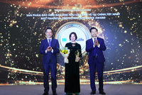 Đại diện Manulife Việt Nam nhận cúp vinh danh từ chương trình. 