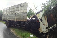 Chiếc xe mất phanh và đâm vào taluy đường và bị hư hỏng nặng