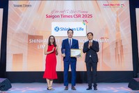 Ông Bae Seung Jun, Tổng giám đốc Shinhan Life Việt Nam (giữa) nhận danh hiệu "Doanh nghiệp vì cộng đồng" tại Lễ vinh danh Saigon Times CSR 2025