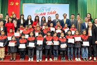 Hanwha Life Việt Nam tặng áo ấm và học bổng cho các em học sinh tiểu học tại Sơn La (Tháng 12/2025)