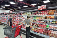 Hàng loạt mặt hàng thực phẩm chế biến tại siêu thị LOTTE MART đang được giảm giá, tặng kèm 