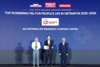 Ông Nguyễn Quang Duy, PTGĐ Marketing và Phát triển Kinh doanh Kênh Đối tác đại diện AIA Việt Nam nhận Giải thưởng Rồng Vàng 2026 từ Ban tổ chức