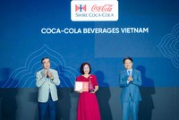 Bà Nguyễn Lan Hương – Giám đốc Tương tác Chiến lược Toàn Quốc đại diện Công ty Coca-Cola Việt Nam nhận giải thưởng 
