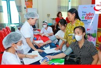 Đội ngũ y bác sĩ khám và tư vấn sức khỏe cho người dân tại Hải Phòng – điểm khởi đầu của chuỗi hoạt động.
