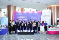 Tại không gian kết nối của Chubb, đại diện Chubb Life Việt Nam cùng lãnh đạo cơ quan quản lý và Hiệp hội Bảo hiểm Việt Nam chia sẻ khoảnh khắc gặp gỡ trong khuôn khổ Vietnam Insurance Summit 2026. 