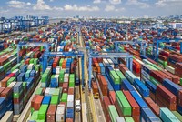 Xuất khẩu hàng hóa qua cảng. Ảnh Lê Toàn