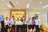 Đại diện Sunlife và TP Bank chi trả quyền lợi bảo hiểm cho gia đình khách hàng