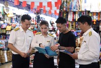 Công chức thuế hướng dẫn hộ kinh doanh kê khai thuế.