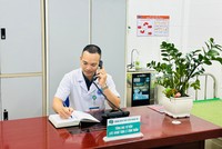 Nhân viên y tế trực tổng đài điện thoại tại Khoa Khám bệnh - Bệnh viện Tâm thần Nghệ An. Đây là tổng đài hoạt động 24/7. Ảnh: An Duyên
