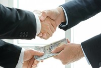 Người dân không tin tưởng nhiều vào quyết tâm chống tham nhũng của chính quyền địa phương (Ảnh Internet)