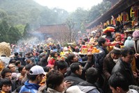 Bộ Công thương quyết định hạ bậc lương cán bộ đi lễ chùa trong giờ hành chính