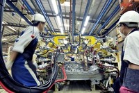 Tiến trình tái cơ cấu nền kinh tế vẫn chậm trễ, các dòng chảy lớn chuyển dịch chậm như chuyển nông nghiệp – công nghiệp, dịch vụ; nông thôn sang thành thị, nhà nước sang tư nhân…  (ảnh minh họa)