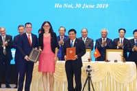 Bộ trưởng Bộ Kế hoạch và Đầu tư Nguyễn Chí Dũng và Bộ trưởng Bộ Môi trường kinh doanh, thương mại và doanh nghiệp của Rumani Stefan-Radu Oprea, Cao ủy Thương mại của EU Cecilia Malmstrom  cùng ký Hiệp định IPA