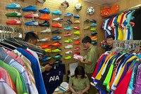 Thu giữ 1.547 sản phẩm có dấu hiệu hàng giả nhãn hiệu Adidas và Manchester Uniter Limiter