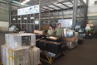 Lực lượng Quản lý thị trường kiểm tra lô hàng tại kho của NCTS