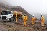 Các cán bộ của Công ty Công nghiệp hóa chất mỏ Tây Bắc thi công nap mìn trên khai trường