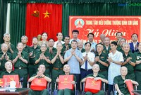 Đại diện Agribank, đồng chí Tô Huy Vũ - Bí thư Đảng uỷ, Chủ tịch HĐTV (hàng trên cùng, ngoài cùng bên phải) tham gia Đoàn công tác của Thủ tướng Lê Minh Hưng đến thăm và tặng quà thương, bệnh binh tại Ninh Bình