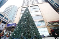 Cây thông noel cao 15m tại Trung tâm Thương mại Vincom Bà Triệu được trang trí bằng đèn led, hoa sakura, trái châu... 