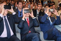 Ông Benjamin Netanyahu, Thủ tướng Israel (bên phải) sử dụng thử sản phẩm công nghệ mới