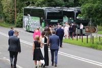 Sao MU dùng xe bus của đội chở người thân trong đám cưới