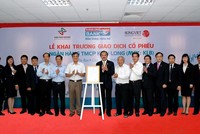 Lãnh đạo tỉnh Kiên Giang, Ngân hàng Nhà nước Kiên Giang, TP. Rạch Giá cùng các đại biểu, lãnh đạo Kienlongbank thực hiện nghi thức khai trương cổ phiếu KLB