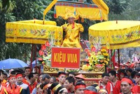 Hàng ngàn người tham gia lễ hội rước Vua giả tại Đền Sái, huyện Đông Anh