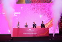 Các đại biểu ấn nút chính thức ra mắt Công ty Tài chính LOTTE