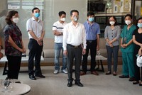 Phó Bí thư thường trực Thành ủy Đà Nẵng Nguyễn Văn Quảng (ở giữa, áo trắng) ghi nhận những sẻ chia hiệu quả, kịp thời từ các thành viên đoàn Y bác sỹ Huế và Bình Định