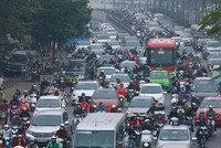 Quy định điều kiện riêng cũng không hạn chế được việc người dân chuyển đến lao động, học tập, sinh sống thực tế tại các đô thị lớn - (Ảnh QP). 