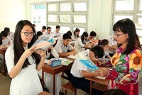 Theo Bộ Giáo dục và Đào tạo, mọi tổ chức, cá nhân không được ép buộc học sinh mua tài liệu tham khảo; phụ huynh, học sinh tự mua sắm theo nhu cầu thực tế và có quyền tự chọn, không bắt buộc.