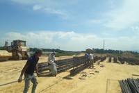 Hình ảnh công nhân ngày đêm tăng tốc thi công tại công trường đường ven sông Tuyên Sơn - Túy Loan