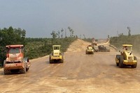 Mặt bằng cho dự án cao tốc Bắc-Nam hiện vẫn còn "xôi đỗ" ở một số địa phương. Ảnh: VGP.