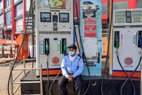 Dịch COVID-19 buộc chính phủ các nước áp đặt lệnh cấm đi lại khiến nhu cầu sử dụng năng lượng giảm. (Nguồn: The Times of India)