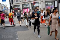 Người dân đeo khẩu trang phòng lây nhiễm COVID-19 tại London, Anh, ngày 24/7/2020. (Ảnh: AFP/TTXVN)