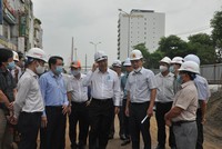 Ông Huỳnh Đức Thơ kiểm tra công tác phòng chống bão tại dự án nút giao thông cầu Trần Thị Lý.