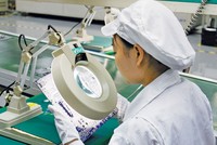 Foxconn là một 3 nhà sản xuất iPhone lớn nhất tại Trung Quốc và Ấn Độ đã đầu tư vào Việt Nam. Trong ảnh: Sản xuất tại nhà máy của Foxconn tại Hải Phòng.