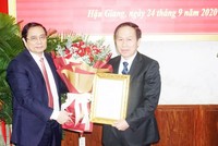 Ông Phạm Minh Chính, Trưởng Ban Tổ chức Trung ương trao quyết định của Bộ Chính trị chuẩn y chức danh Bí thư Tỉnh ủy Hậu Giang cho ông Lê Tiến Châu. Ảnh: Huỳnh Biển.